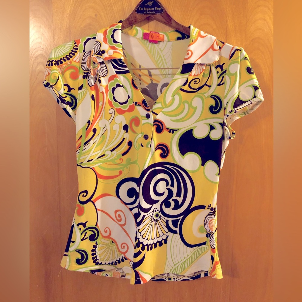 Junior size Large top in a funky yellow/white/black pattern